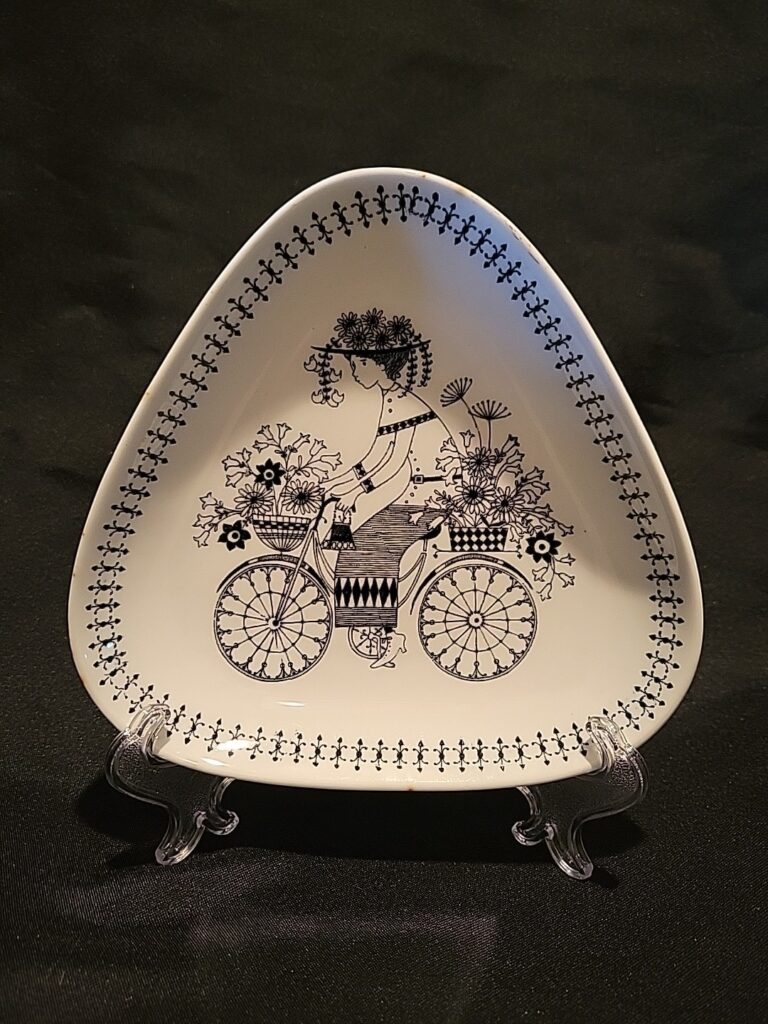 Read more about the article Arabia Of Finland Emilia Bicycle Triangular Trinket Dish