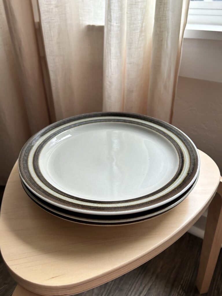 Read more about the article Arabia of Finland Set of Three (3) Dinner Plates Karelia 10-1/8”