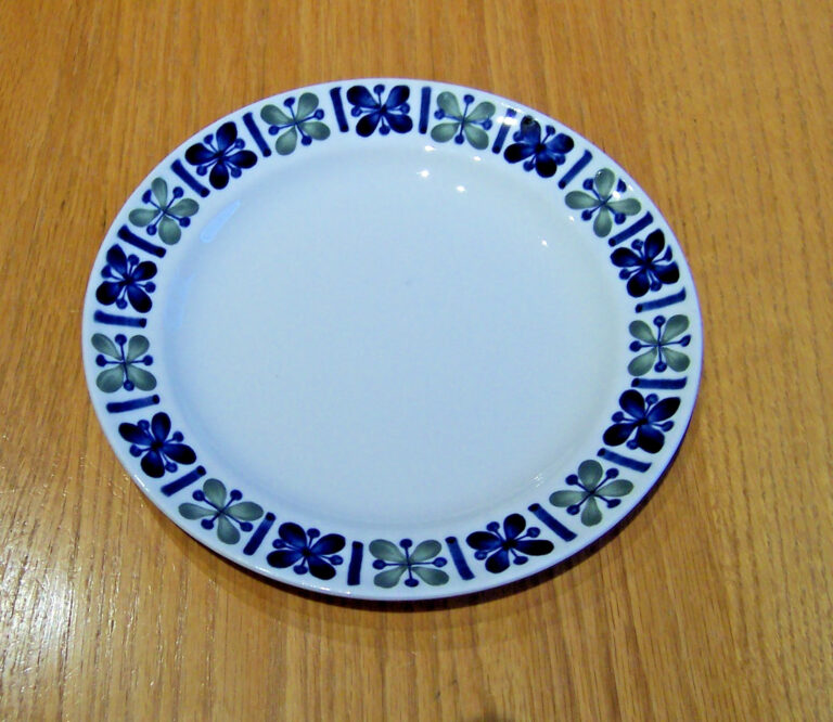 Read more about the article Arabia Katrilli Salad Plate Raija Uosikkinen Esteri Tomula Arabia Finland