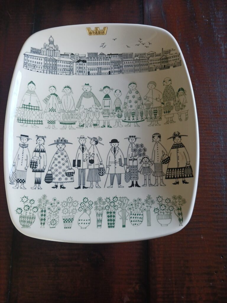 Read more about the article Vintage Finnish Arabia Emilia Raija Uossikkinen Kaupatori Lg Platter/Wall hanger