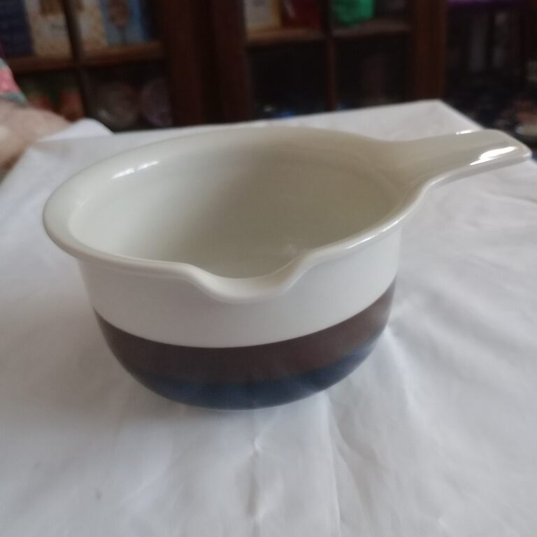 Read more about the article Arabia Finland KARELIA Gravy Boat Sauce Bowl 7″ Anja Jaatinen-Winquist