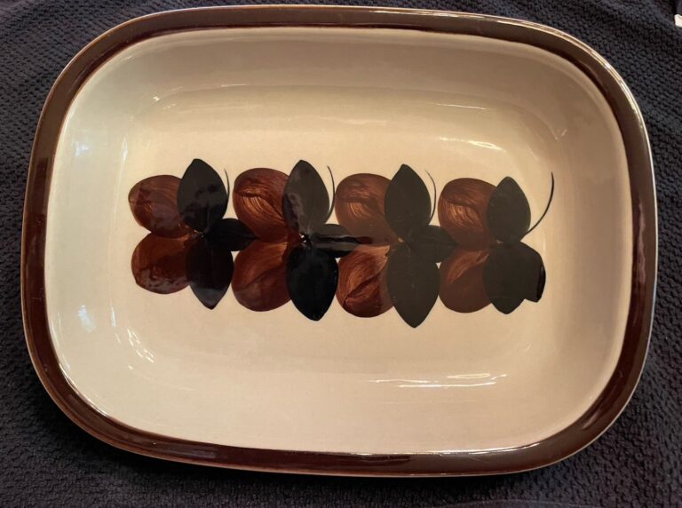 Read more about the article Vintage Arabia Finland Ruija Troubadour 9 in X 12 in Baking/Serving Dish
