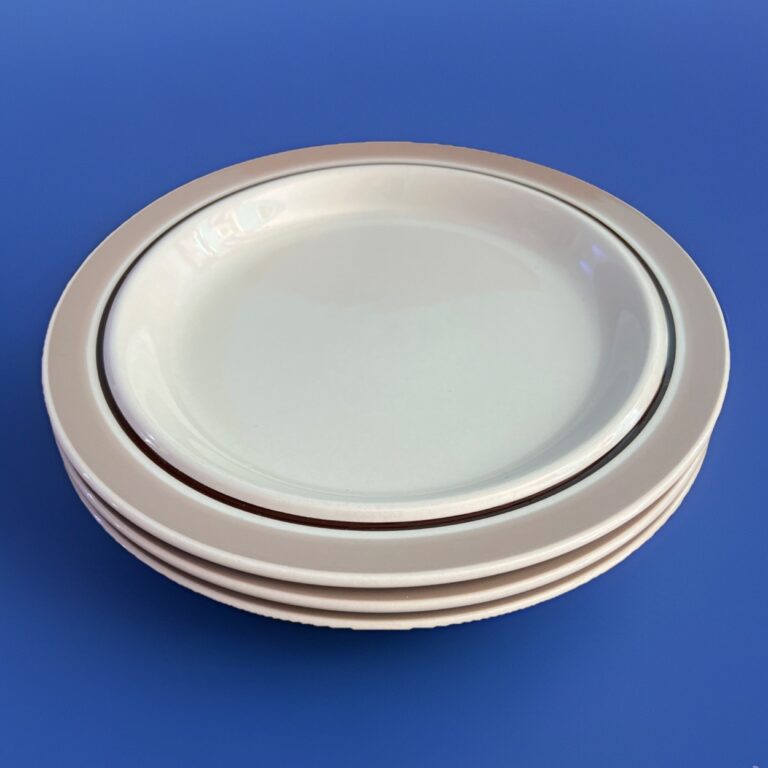 Read more about the article Arabia Finland Koralli 10″ Dinner Plates SET of 3 Stoneware Mauve Brown Ring