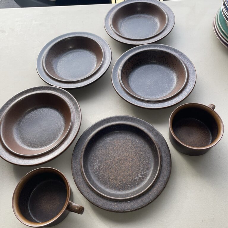 Read more about the article Vtg Arabia Finland Ruska Stoneware Rim Cereal Bowls Set of 4 and 2 Cups And Salad