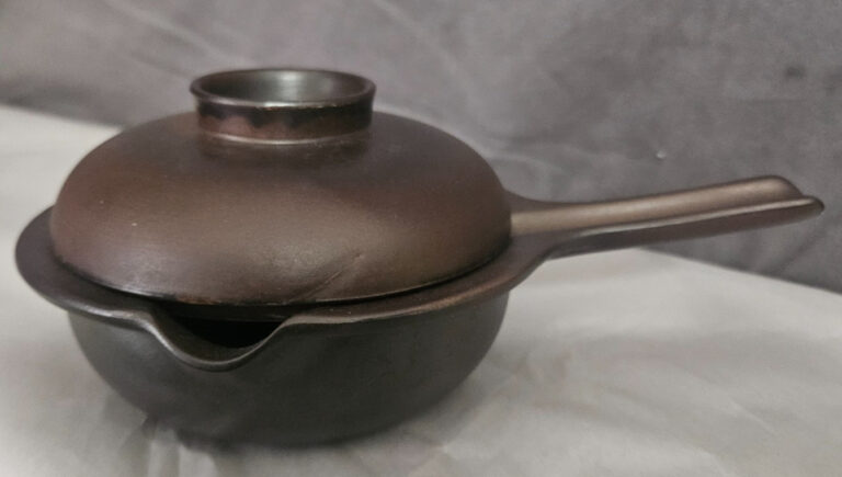 Read more about the article ARABIA FINLAND LIEKKI SMALL SAUCE PAN 1 CUP w /LID ULLA PROCOPE
