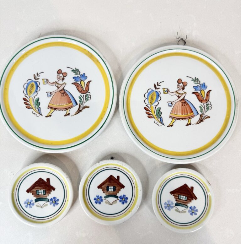 Read more about the article 5 Vtg ARABIA ULLMOGE and PIRTTI Folk Art TRIVET WALL ART PLATES FINLAND Handpaintd