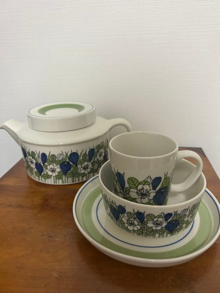 Read more about the article Rare] Arabia (ARABIA) Crocus (Krokus) Teapot and Tableware