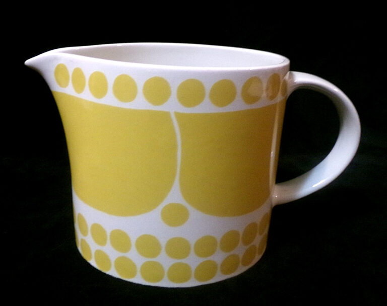 Read more about the article ARABIA of FINLAND GLAZED CERAMIC/PORCELAIN PITCHER – SUNNUNTAI – 36 oz.