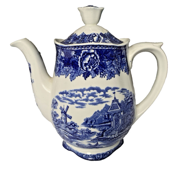 Read more about the article Arabia of Finland Coffee Pot Landscape Blue 8 in w lid Disc No flaws Vtg