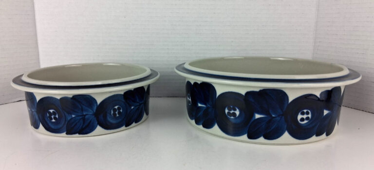 Read more about the article Arabia Finland Anemone Blue Round 2pc Casserole Serving Bowls 9” and 7 1/4″