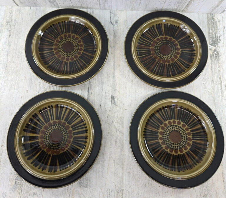 Read more about the article Arabia of Finland Kosmos 4 Salad Plates Gunvor Olin Gronqvist MCM (C)