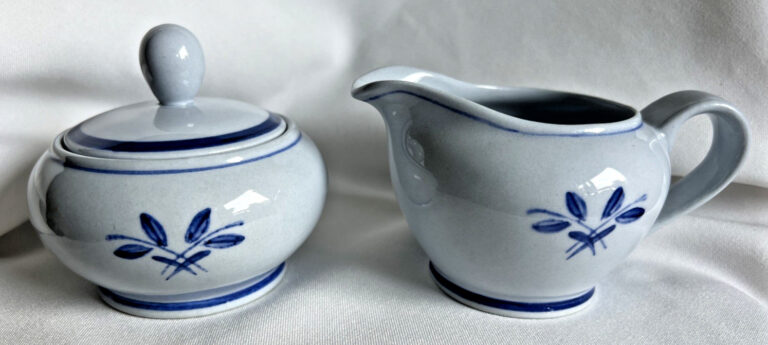 Read more about the article VTG Arabia Finland Blue White Thistle Ribbon Cream and Sugar Set TEA Rare pattern