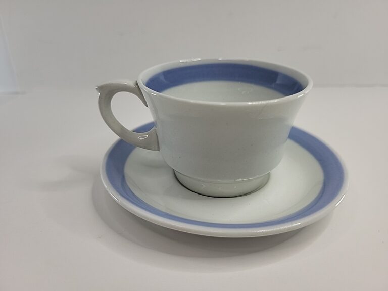 Read more about the article Vintage Arabia Finland Blue Ribbon Tea Cup and Saucer Set Blue and White