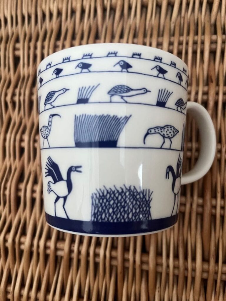 Read more about the article ARABIA 50 YEARS AT ARABIA Mug – Bird and Grass Design with Blue Line and