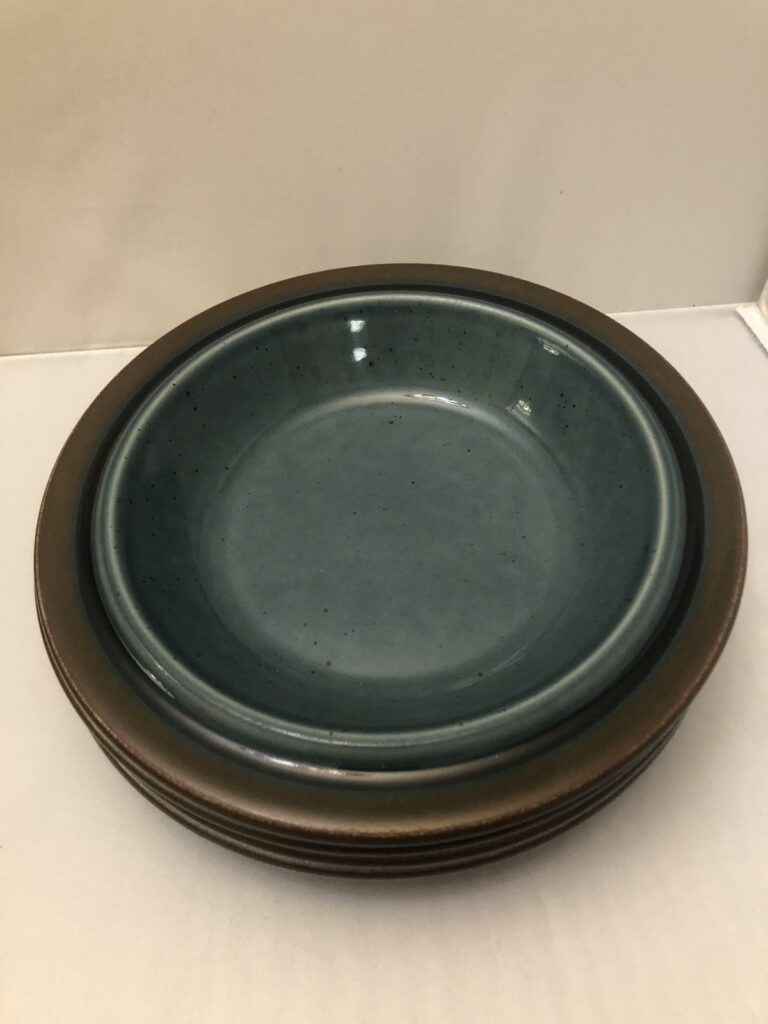 Read more about the article VINTAGE MCM ARABIA FINLAND “MERI” STONEWEAR BOWLS SET OF FOUR