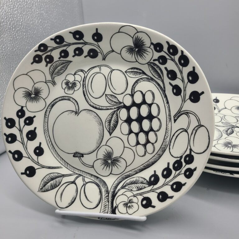 Read more about the article ARABIA Kaipiainen Paratiisi Black / white Oval Dinner Plate 9.5″  Finland