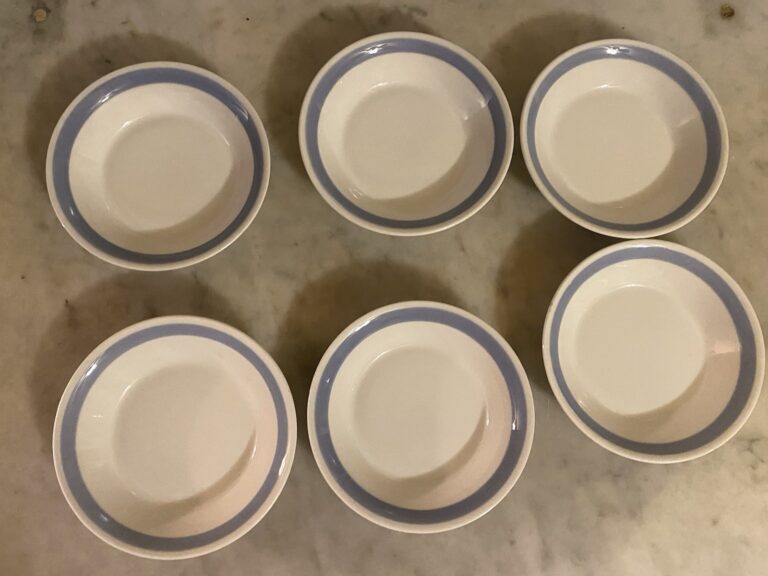Read more about the article Vintage Arabia Finland Blue Ribbon MCM 5” Snack Bowl/Plate Set of 6 Replacements