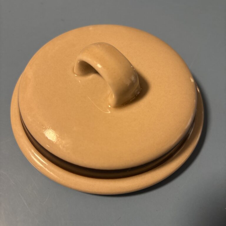 Read more about the article Arabia Finland Ruija Troubadour Sugar Bowl Lid Only