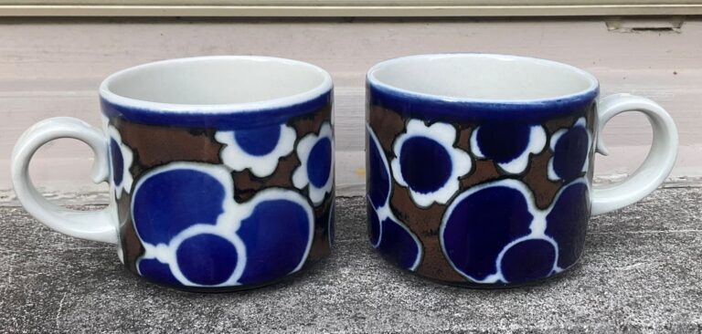 Read more about the article Vintage FINLAND Blue Saara ARABIA Two COFFEE CUPS MUGS No Saucers