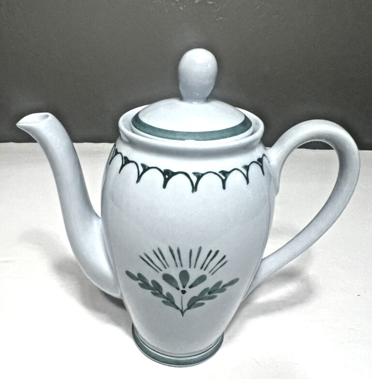 Read more about the article Vintage Arabia of Finland Green Thistle Tea Pot #8 Excellent Condition