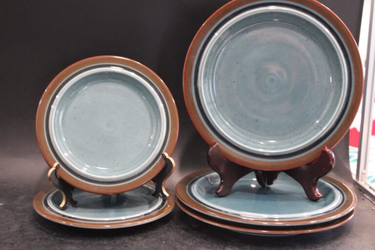 Read more about the article Arabia Finland Meri Blue 3 Dinner 10″ and 2 Salad 8″ (lite to Heavy Flatware marks