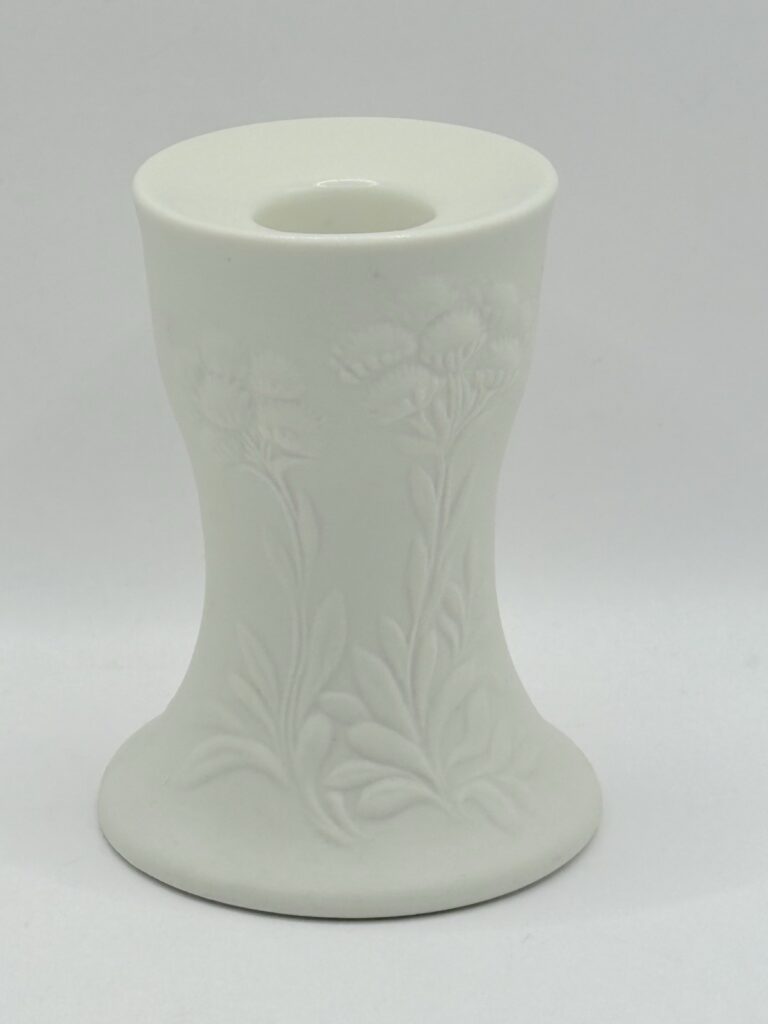 Read more about the article Arabia Gunvor Olin-Grönqvist Suvi White Candle Holder Flower Finland 1978-1989