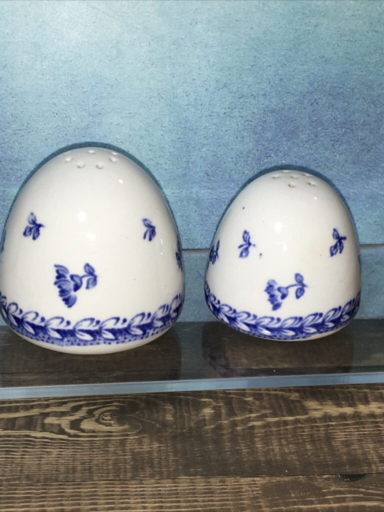 Read more about the article Arabia of Finland blue Finn Flower SALT PEPPER Set Vintage no Corks