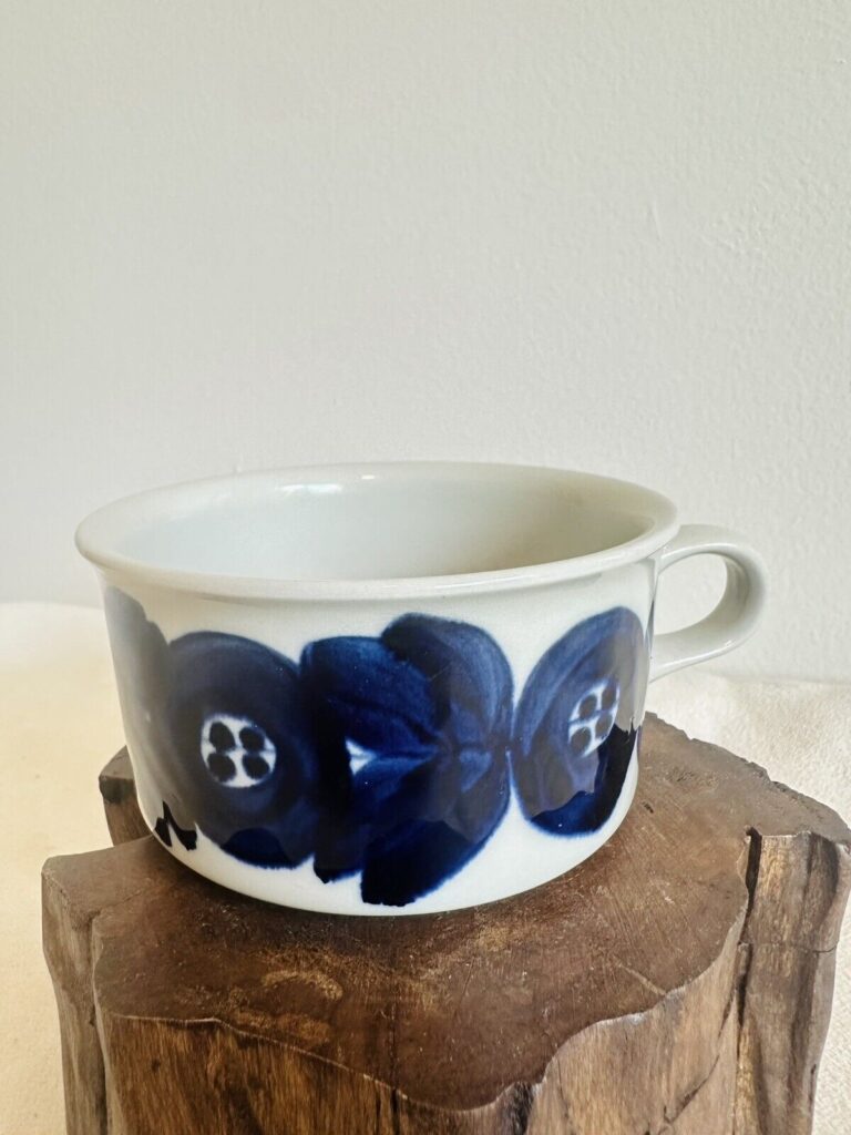 Read more about the article Vintage ARABIA FINLAND Anemone Blue Flat Coffee Cup MCM Signed Ulla Procope