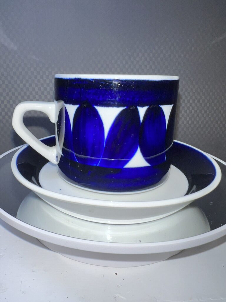 Read more about the article Arabia Finland Sotka Cup and Saucer 1970s Blue White MCM Hand Painted Vintage