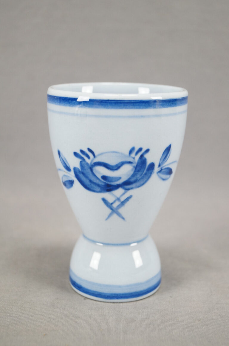Read more about the article Vintage Arabia Finland Blue Rose Pattern Earthenware Double Egg Cup