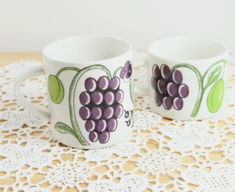 Read more about the article Arabia Purple Paratiisi Mug Cup Old Logo Finland