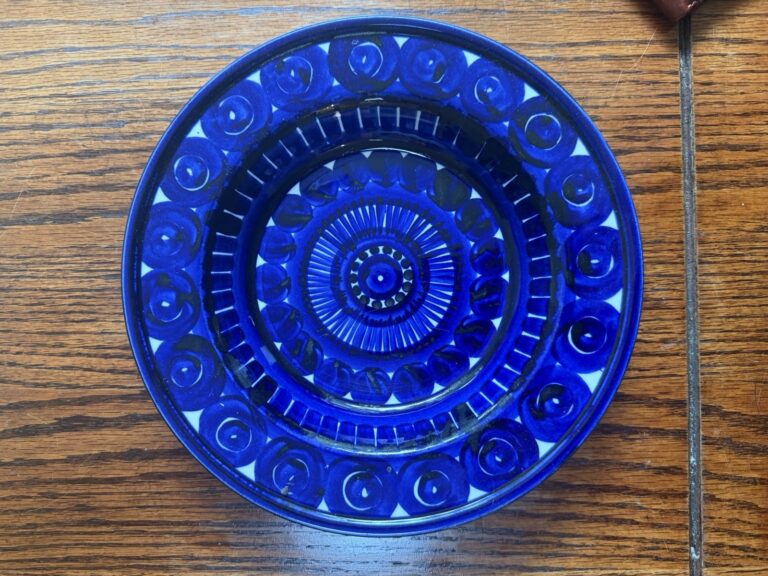 Read more about the article Arabia Finland Cobalt Blue Soup Bowl 9” Vintage Scandinavian Mid-Century Modern