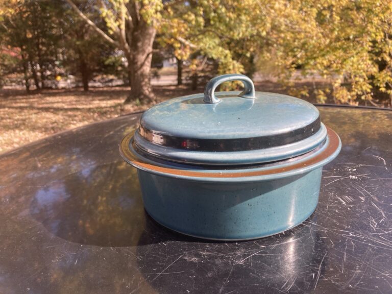 Read more about the article RARE Arabia Finland Meri Blue Round 9″ Casserole Serving Bowl w/ Lid