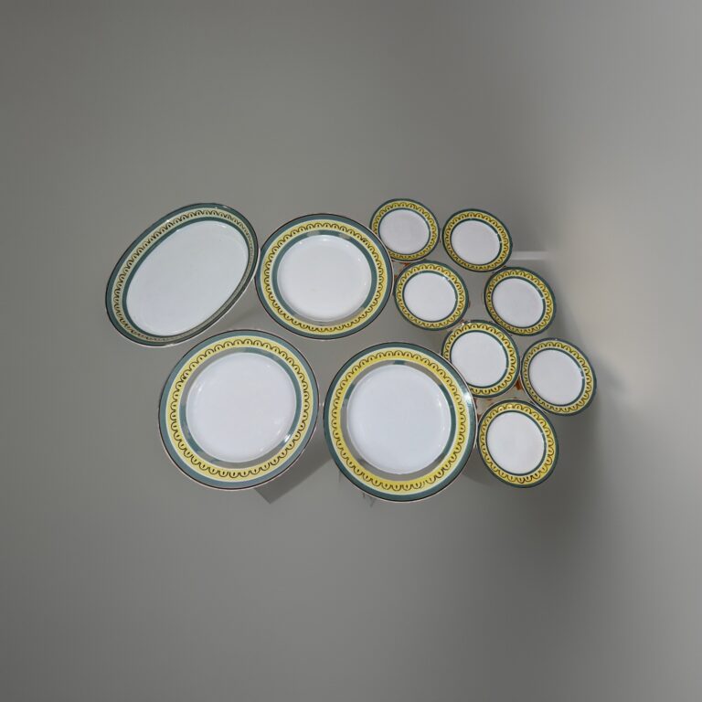 Read more about the article 11 ARABIA FINLAND CROWN BAND 3 dinner plates  7 bread plates  1 platter