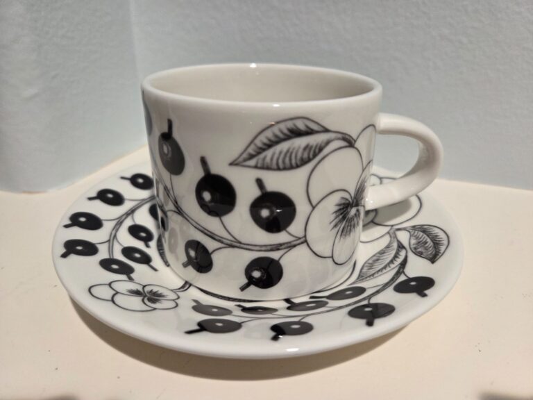 Read more about the article Arabia Paratiisi Black White CupandSaucer Finland Arabia Iittala