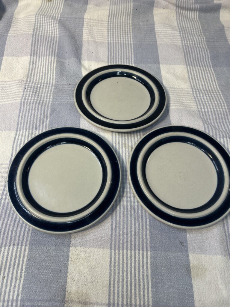 Read more about the article Set of 3 Arabia Finland BLUE ANEMONE 6-3/8″ Bread and Butter Plates