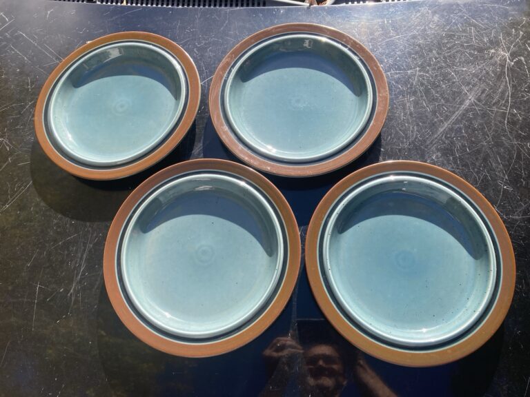 Read more about the article Arabia of Finland MERI BLUE 10-1/8″ Dinner Plates SOLD IN SETS OF FOUR Exc Cond