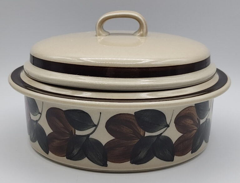 Read more about the article Ruija Troubadour Arabia Finland Round Covered Vegetable Bowl Serving Bowl 9 1/4″
