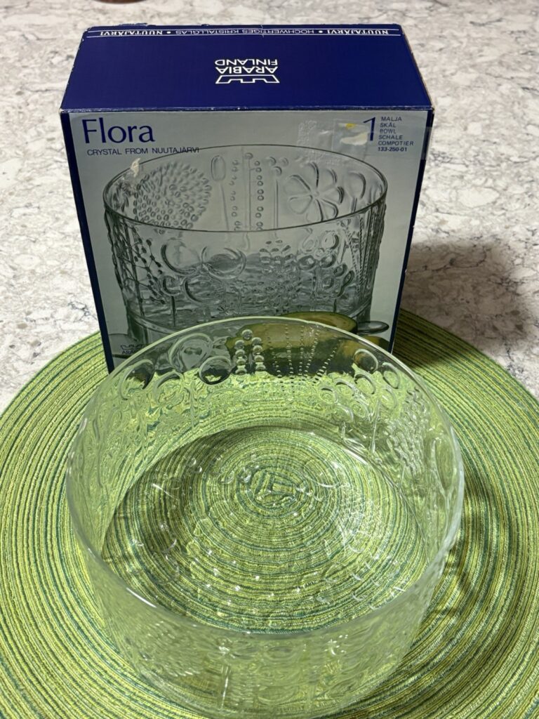 Read more about the article IITTALA FLORA 7.5″ Round Textured Glass Bowl Oiva Toikka Design Arabia Finland