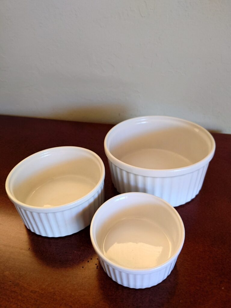 Read more about the article Vintage 1963 White Arabia Finland Porcelain Bowl Set – 3 Bowls – Excellent