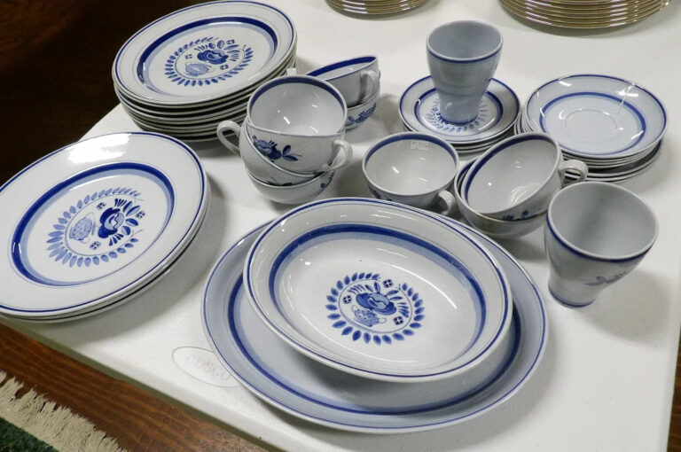 Read more about the article Arabia Finland Blue Rose Dinner SET of 34 Hand Painted Vtg Plates Cups Serving