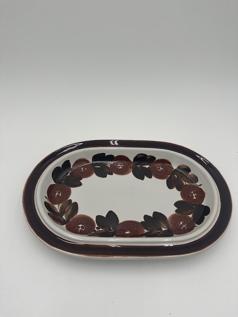 Read more about the article Arabia Finland Rosmarin Oval Platter MCM Stoneware 14.25” X 9.5” X 1.25” VTG