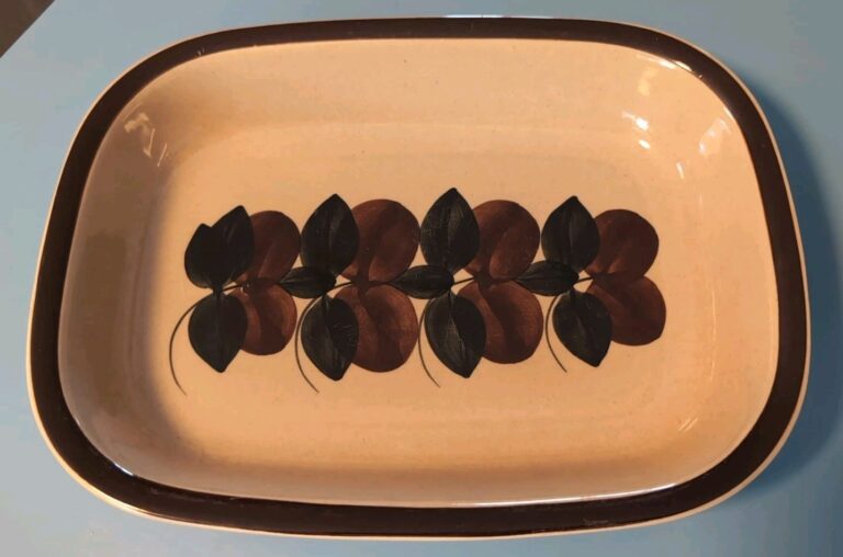 Read more about the article Vintage Arabia Finland Ruija Troubadour 9″ x 12″ Serving Dish