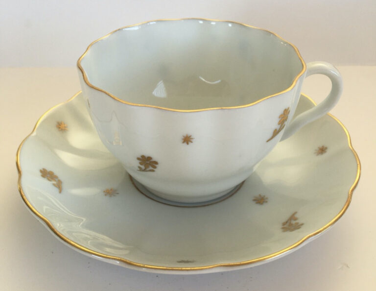 Read more about the article Arabia Gold Flower and Stars Cup and Saucer Set Made in Finland