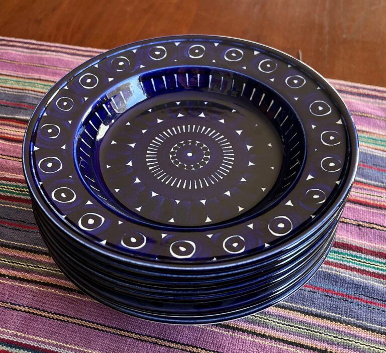 Read more about the article Set of 8   Arabia of Finland Cobalt Valencia 9” Soup Bowls/Plates—FREE SHIPPING
