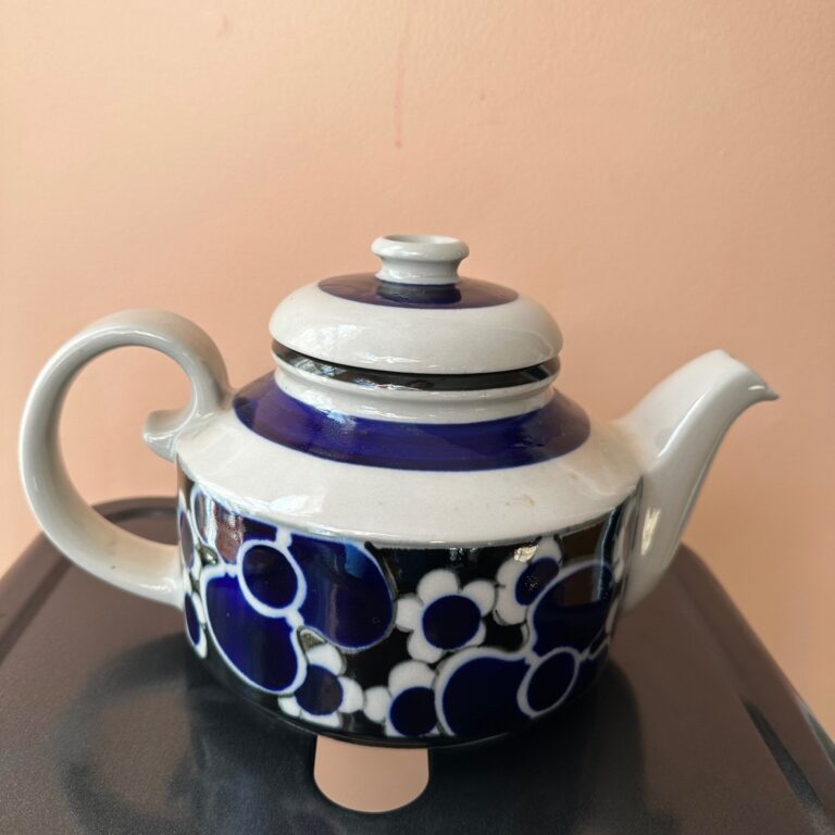 Read more about the article Arabia Finland Saara Teapot Handpainted Blue White Retro Floral Vintage