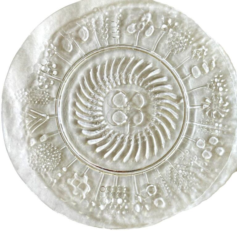 Read more about the article Iittala Flora Glass Platter Oiva Toikka Finland 15.5″ VTG MCM Cheese Plate