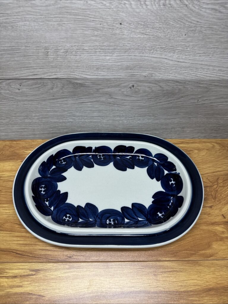 Read more about the article Vintage Arabia Finland Blue Anemone 14″ Oval Platter Signed Ulla Procope