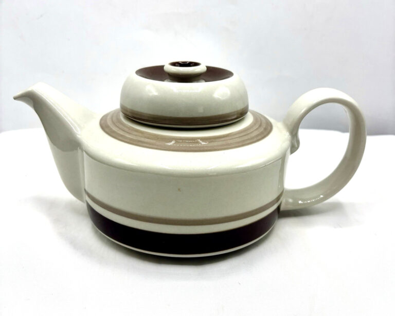 Read more about the article Arabia Pirtti Teapot Kettle Vintage Finland Scandi Mid Mod