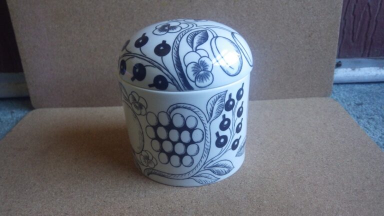 Read more about the article VTG 1970 ARABIA FINLAND PARATIISI BLACK WHITE BONBONNIERE JAR BIRGER KAIPIAINEN